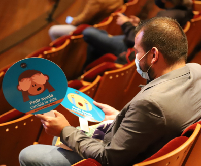 Hombre sentado leyendo un papel