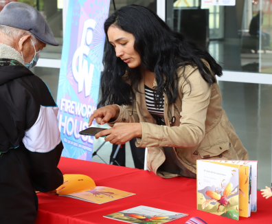 Mujer ofreciendo un producto a un hombre