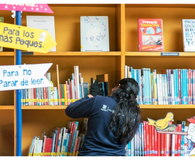 Mujer en una biblioteca buscando libro