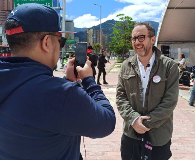 Un hombre entrevistando a otro hombre