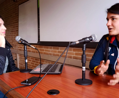Dos mujeres hablando por micrófono