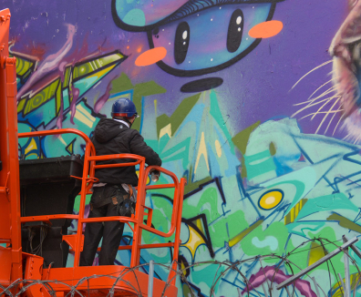 Hombre pintando un mural