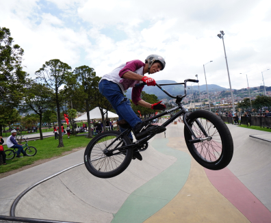 Hombre saltando en bicicleta