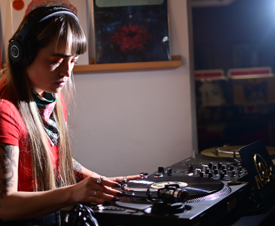 Mujer tocando vinilos