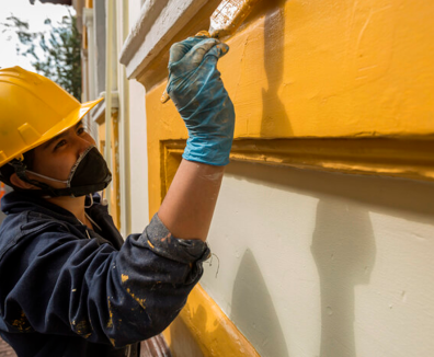 Persona pintando una pared