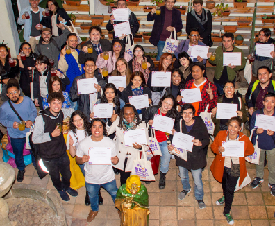 Grupo de personas con diplomas