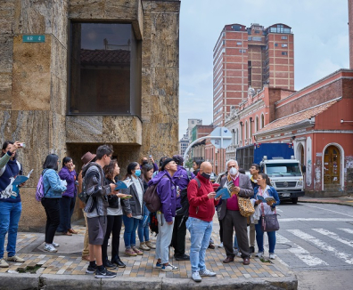 Personas en una esquina