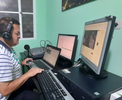 Hombre hablando en una emisora