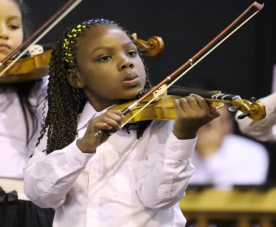 Niña tocando violín