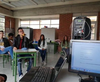 Jóvenes grabando programa radial