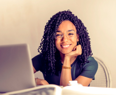 Mujer con un computador