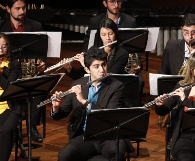 Personas tocando instrumentos