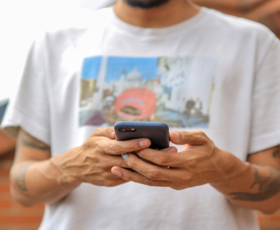Hombre con un celular en las manos
