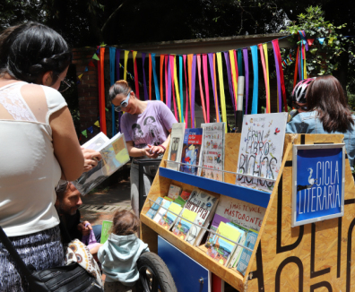 Familias leyendo
