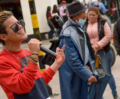 Hombre cantando en la calle