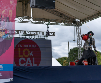 Hombre en un escenario