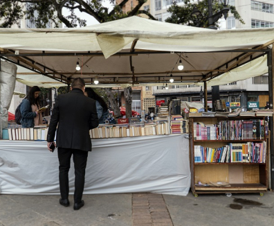 Hombre mirando libros