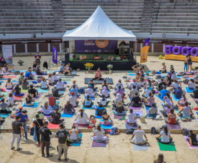 PErsonas haciendo yoga