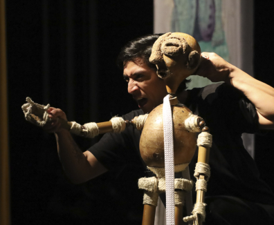 Hombre en teatro