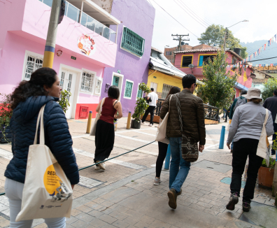Personas caminando en la calle