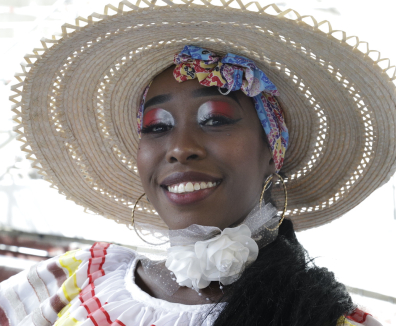 Mujer afro con traje tradicional 