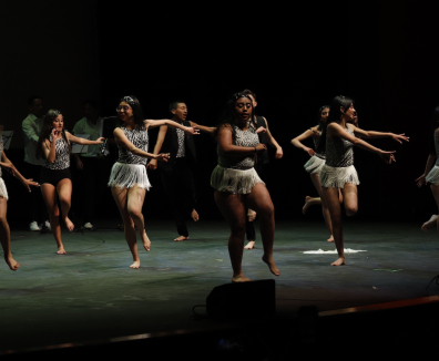 Grupo de niños y niñas bailan