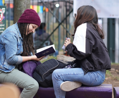 Dos mujeres leyendo