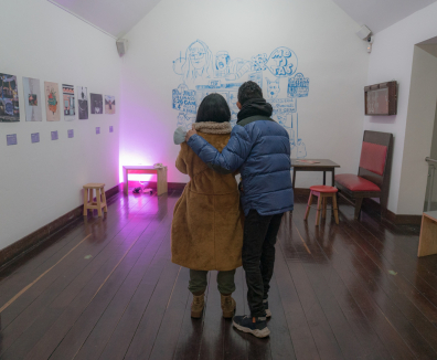 Personas en una galería