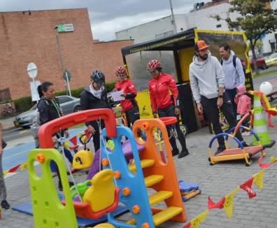 Personas reunidas haciendo deporte