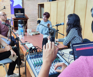 Personas en estudio de radio