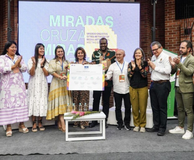 Personas celebrando