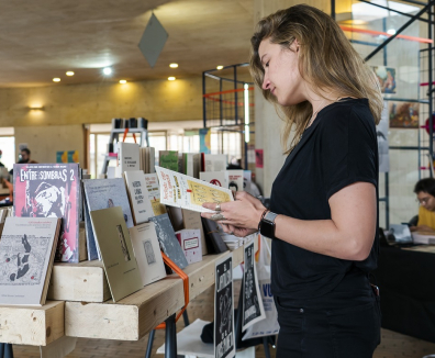 Mujer leyendo libro
