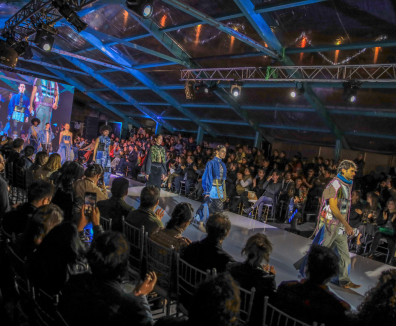 Pasarela con modelos desfilando