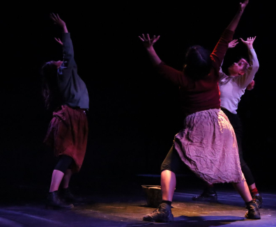 Fotografía de bailarines en escenario