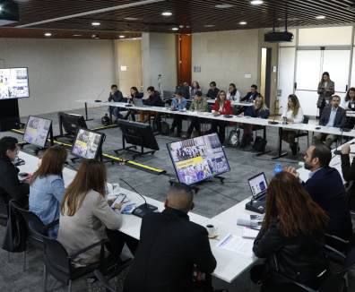 Voceros de las entidades distritales reunidos en una aula