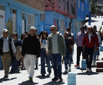 Secretario Santiago Trujillo caminando junto con ciudadanos