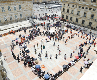 toma aérea colegio San Bartolomé - desfile pasarela sostenoble
