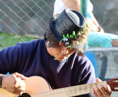 Artista tocando instrumento