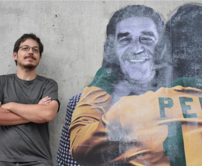 Artista brasileño Luis Bueno posando con la obra 'Pelé Besuquero'