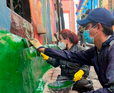Jovenes pintando fachada