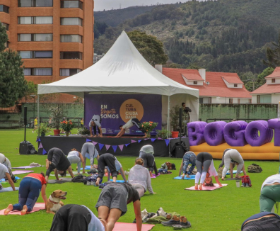 Personas haciendo yoga en Parque El Country