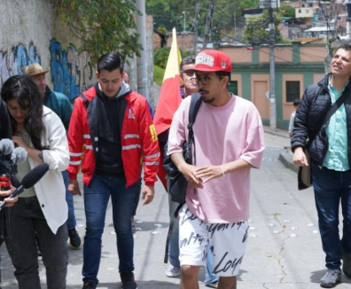 Comunidad del barrio Egipto recorriendo las calles