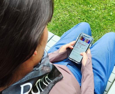 persona con celular en la mano