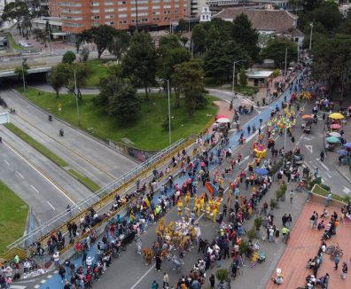 Personas aglomeradas en calle de Bogotá