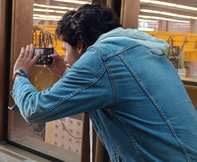 Joven grabando video con su celular