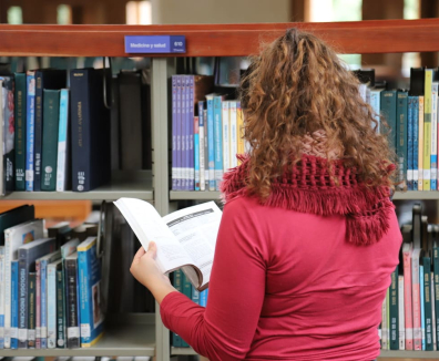 Mujer en biblioteca