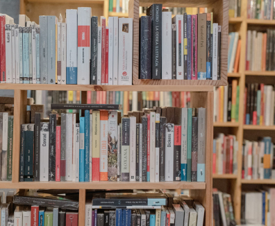 Libros en una biblioteca