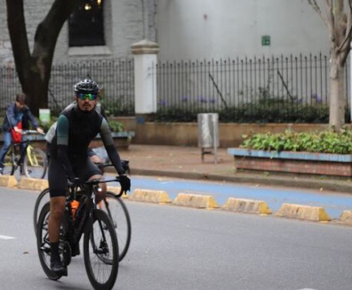 Persona en Bicicleta en Bogotá