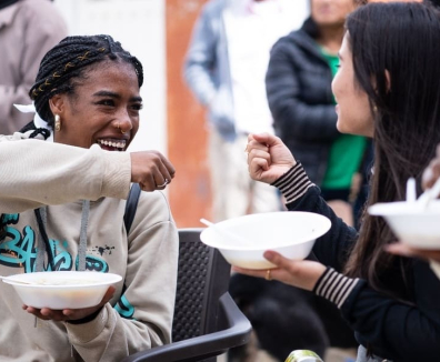 Dos mujeres jóvenes