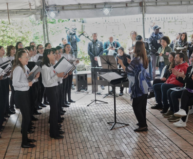 Navidad 2024 Bogotá personas en un coro con el alcalde y secretario de Cultura